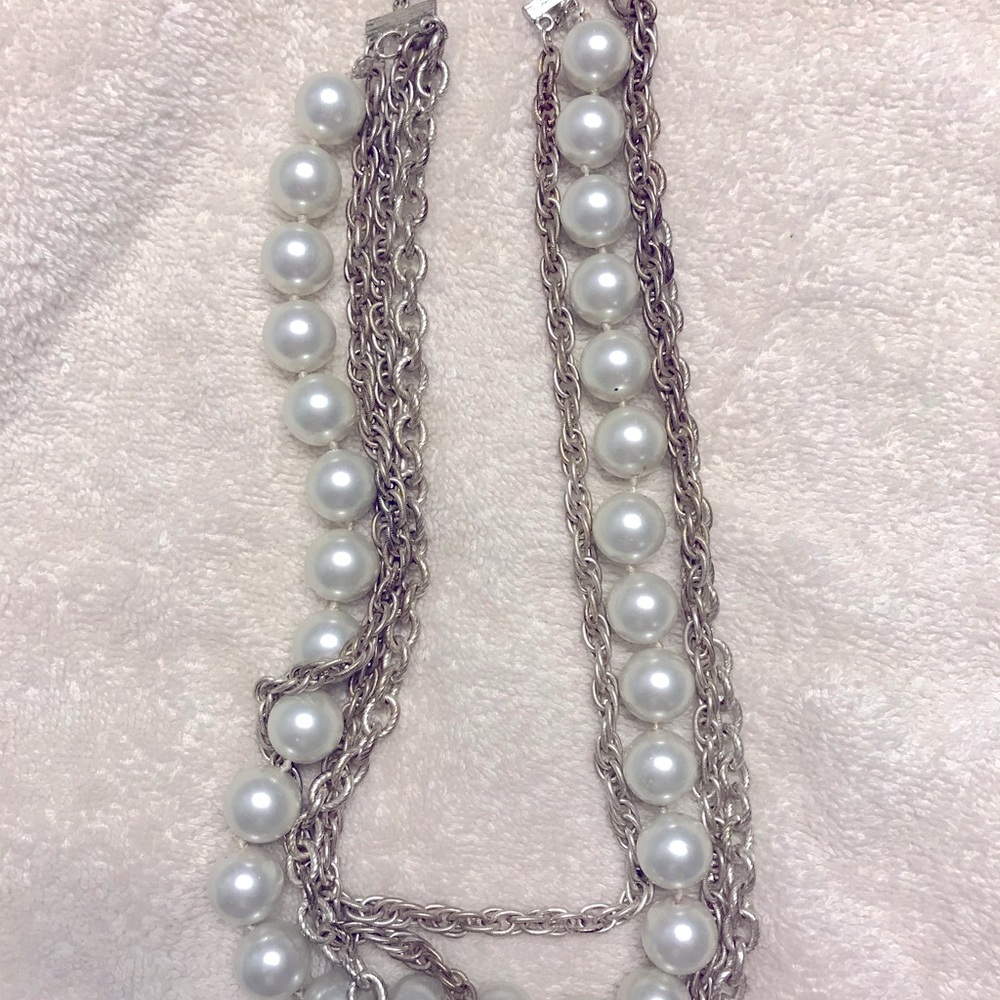 Silver and pearl neckace